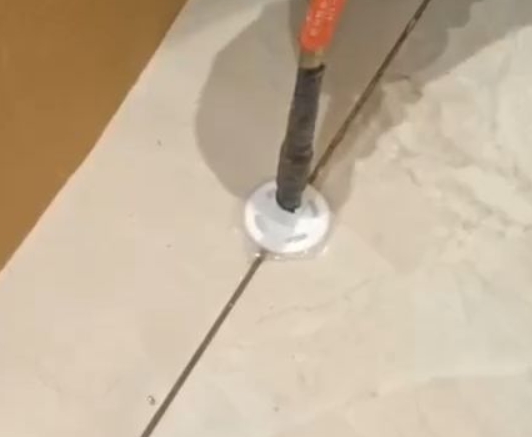 宁德瓷砖空鼓维修公司专业解答瓷砖在铺贴过程中，如果没有涂抹均匀到位的粘结材料（如水泥砂浆或瓷砖胶），可能会导致以下问题